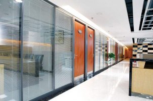 辦公室裝修高隔斷應(yīng)該怎么做？