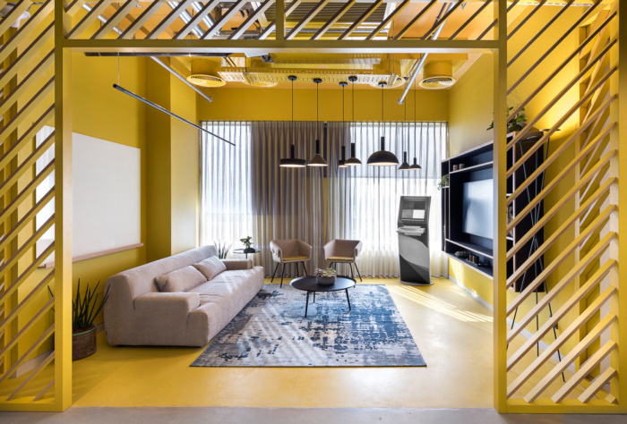 靜安區(qū)現(xiàn)代藝術(shù)品公司辦公室裝修效果圖